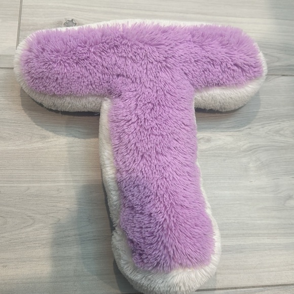 sequin “T” pillow - Picture 2 of 3